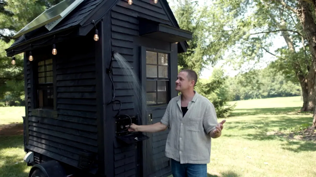 Un bărbat a construit o casă minusculă dar utilată cu doar 5.000 de dolari: „E cât un dulap, dar are tot ce trebuie”