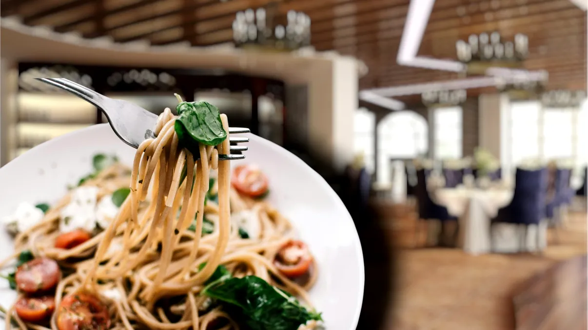 Românii mănâncă mai puțin în oraș după creșterea prețurilor. Cum sunt afectați patronii: „Clienții vin, dar sunt mai atenți la ce comandă”