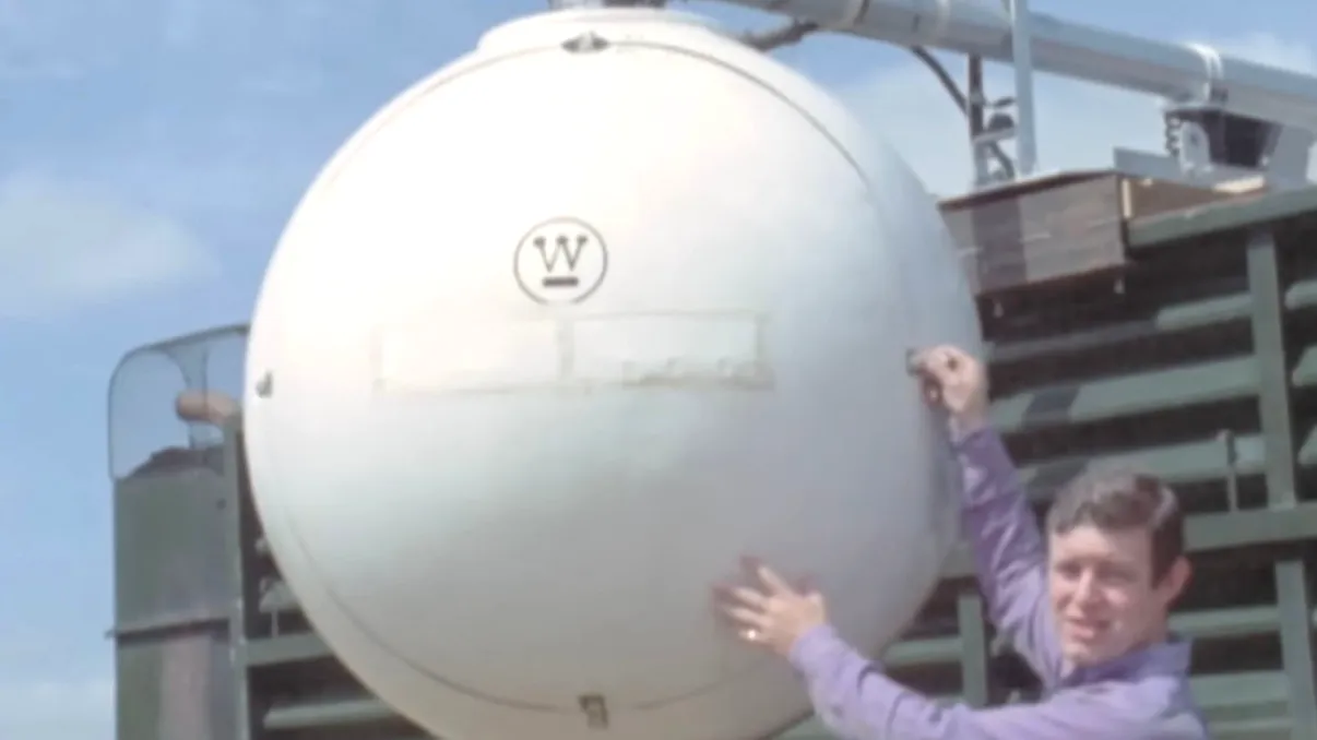 O cameră giroscopică uriașă din anii ’70 demonstrează cât de departe a ajuns tehnologia foto în 2025