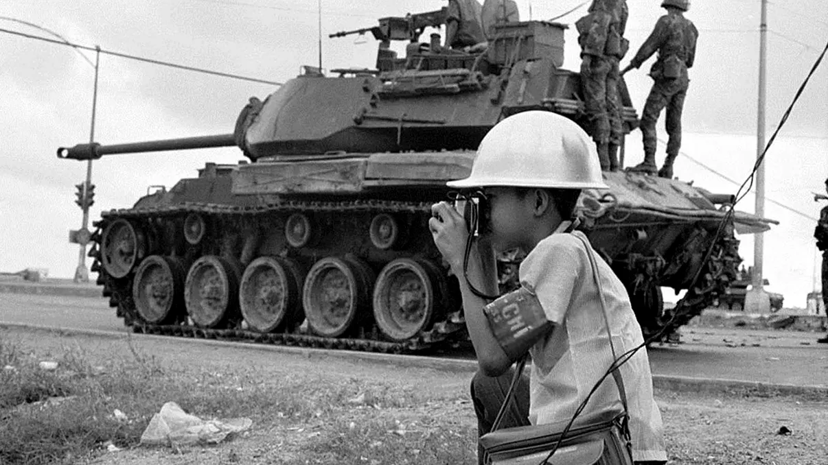 Povestea celui mai tânăr fotoreporter de război: La 12 ani, pe front, cu un aparat foto