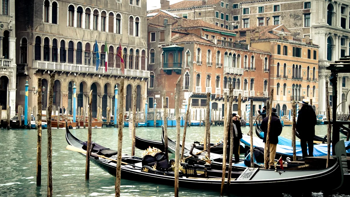 Incident la Veneția: o gondolă s-a răsturnat, iar turiștii au căzut în apă VIDEO