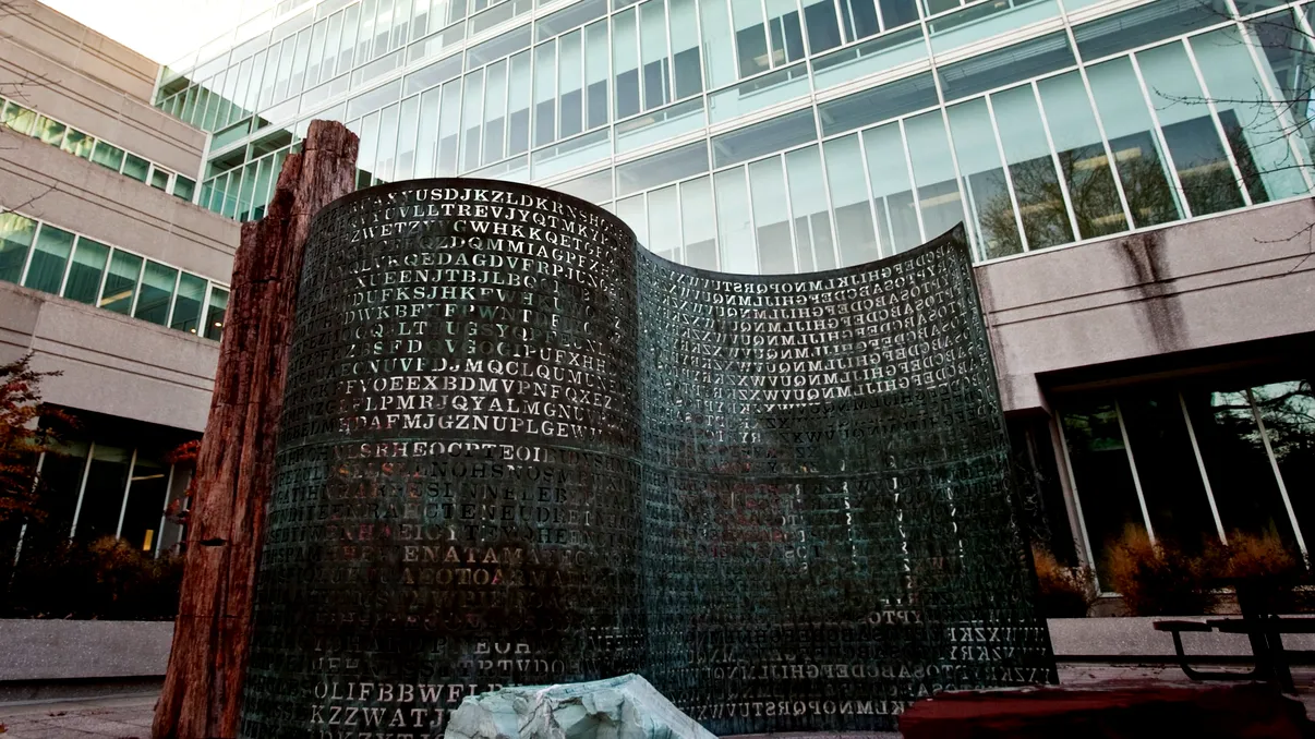 Misterul din spatele celei mai cunoscute sculpturi CIA. Ce se știe despre Kryptos, cum de va ajunge la licitație și cu cât s-ar putea vinde secretul