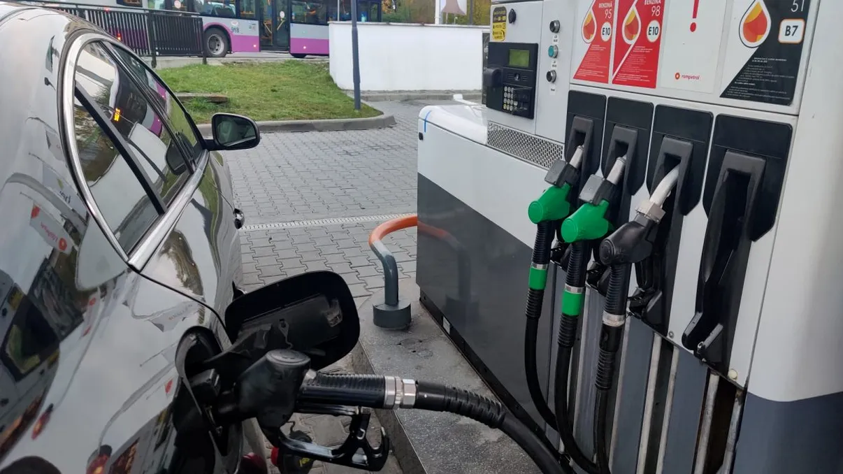 Cât costă litrul de benzină și motorină în Bulgaria față de România. După scumpiri, românii merg peste graniță ca să facă economie