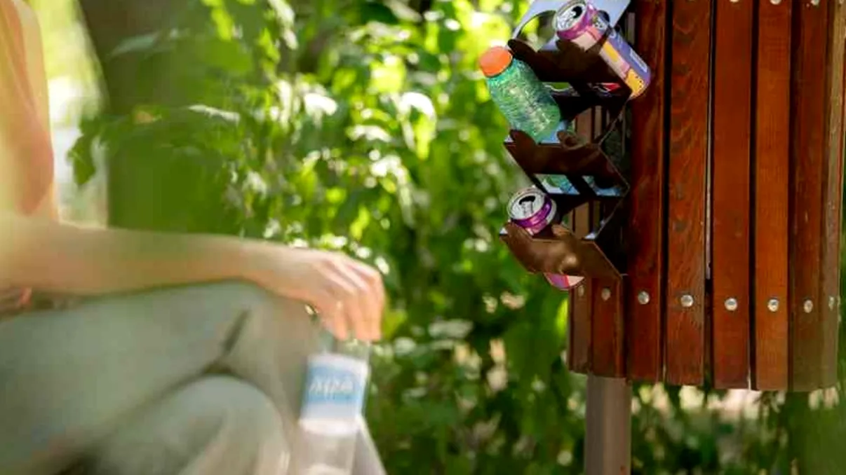 Cum funcţionează noul RetuRO şi cum se recuperează banii pe sticle, PET-uri sau doze? Compartimente speciale au fost deja montate pe coşurile de gunoi din Bucureşti