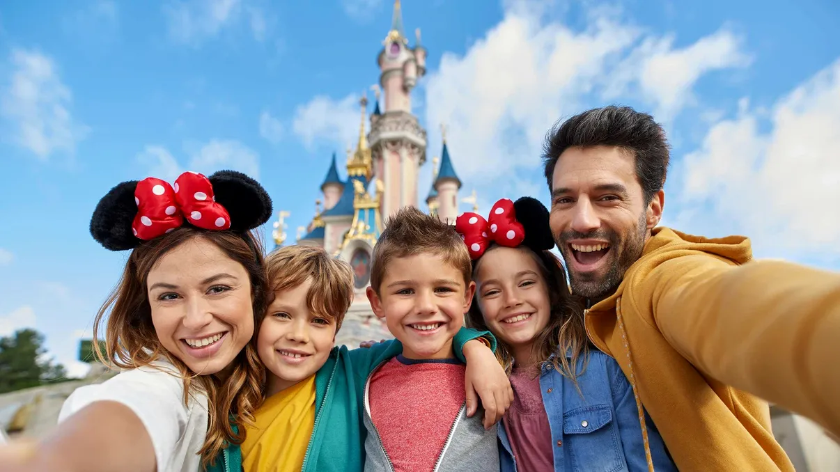Nouă din zece români din orașe au plecat sau vor pleca în vacanță în 2025: Disneyland Paris, vacanța de vis pentru familiile cu copii