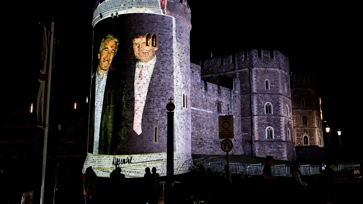 VIDEO: Imagini cu Trump și Epstein pe zidurile Castelului Windsor, în plină vizită oficială în Marea Britanie