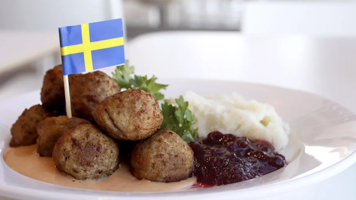 Ce a găsit o femeie în punga cu mâncare de la Ikea. A filmat întreaga peripeţie de la restaurantul magazinului: 