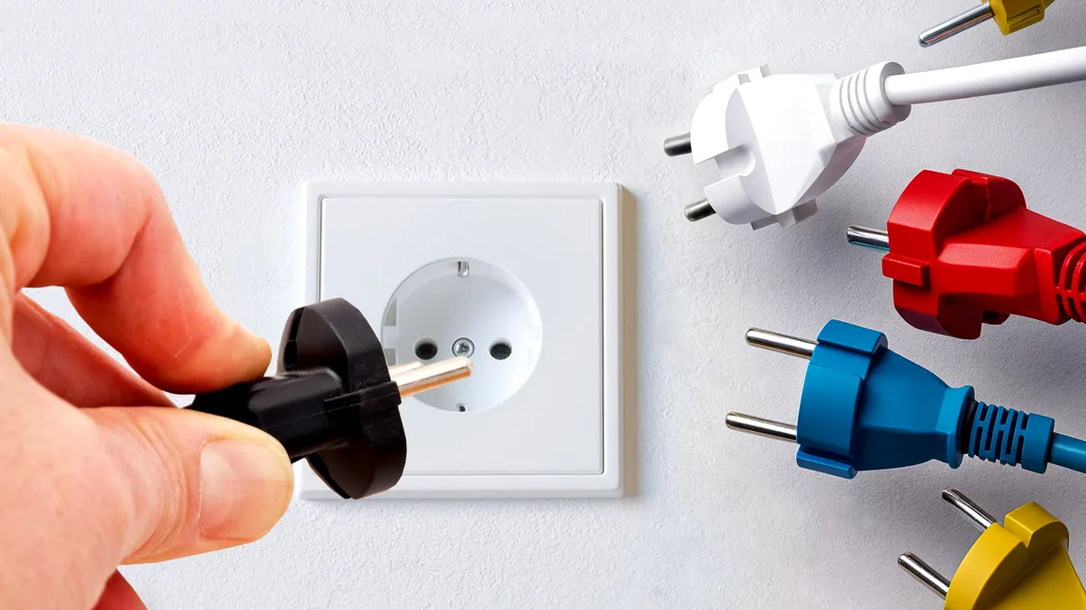 5 aparate pe care trebuie să le scoți obligatoriu din priză înainte să ieși din casă. Electricienii avertizează asupra riscurilor acestora