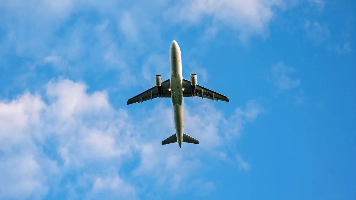 Clipe de groază la bordul unui avion care trebuia să aterizeze în România. Controlorul de trafic aerian a adormit în turn