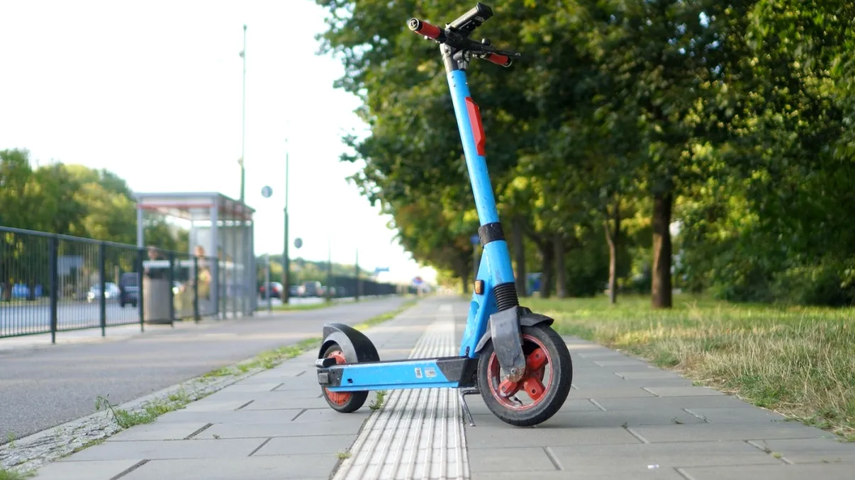 Cu ce trotinetă ai voie să circuli pe şosele? Poliţia Română explică diferenţele dintre ele