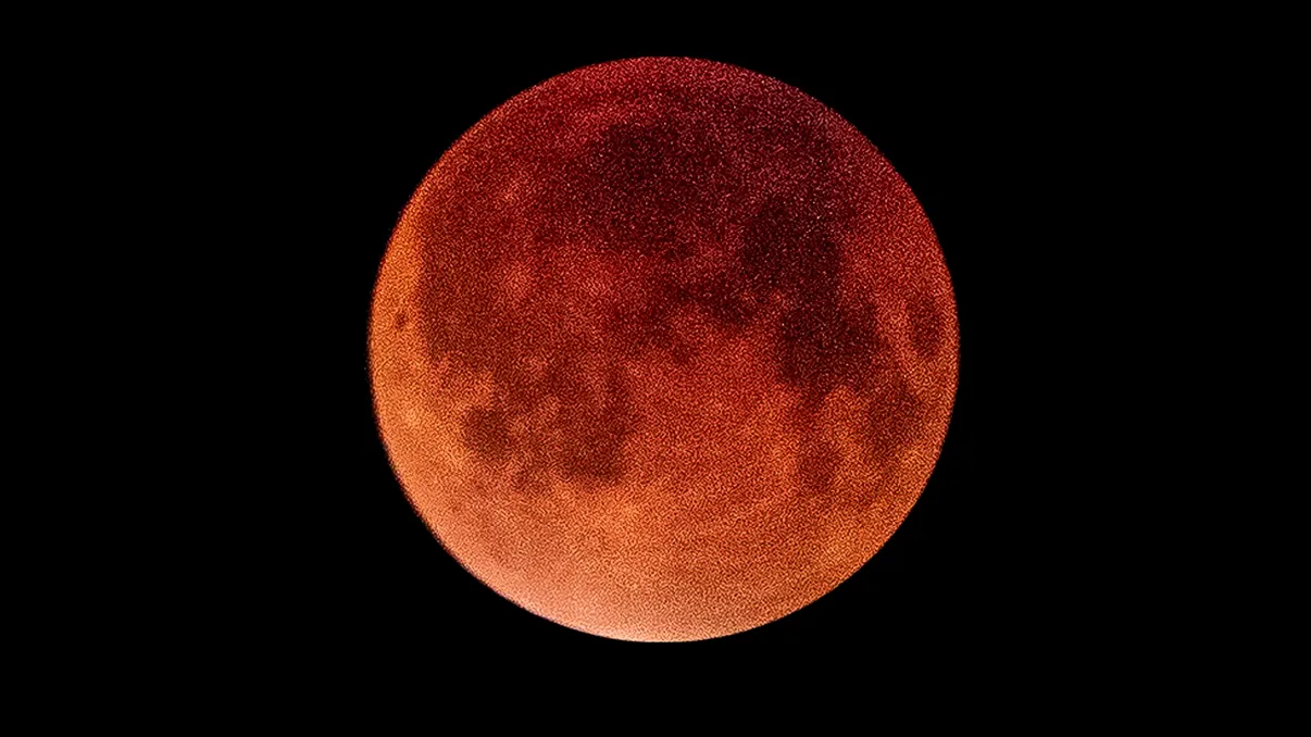 Cum s-a văzut eclipsa totală de lună în România. Imagini spectaculoase cu fenomenul astronomic rar