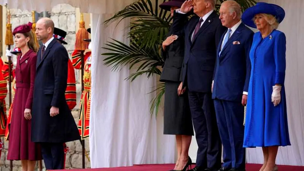 Imagine virală. Donald Trump îl lasă pe Regele Charles în spate pentru a vorbi cu unul dintre membrii Gărzii de Onoare. Preşedintele american ignoră din nou protocolul