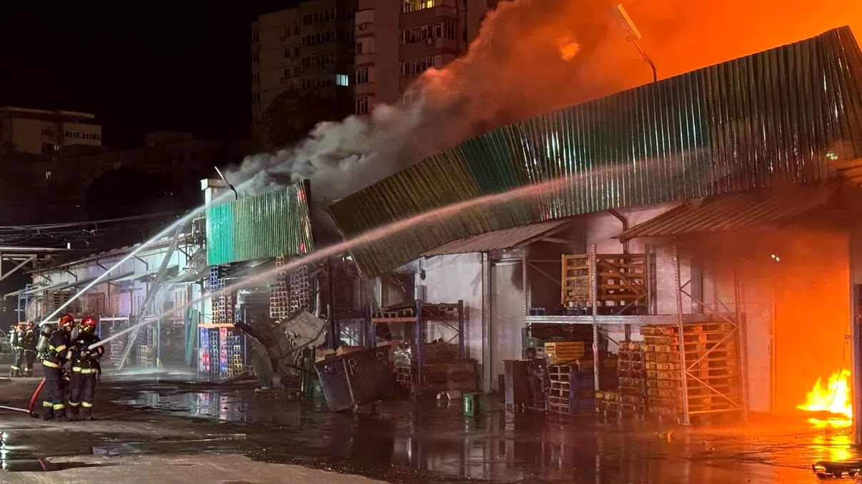 Imagini cu hala mistuită de flăcări în Sectorul 2: structura metalică s-a topit, totul s-a făcut scrum
