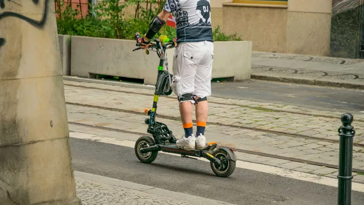 Incident bizar în Capitală: o femeie, prinsă de jandarmi în timp ce tăia frânele unei trotinete electrice în Centru Vechi