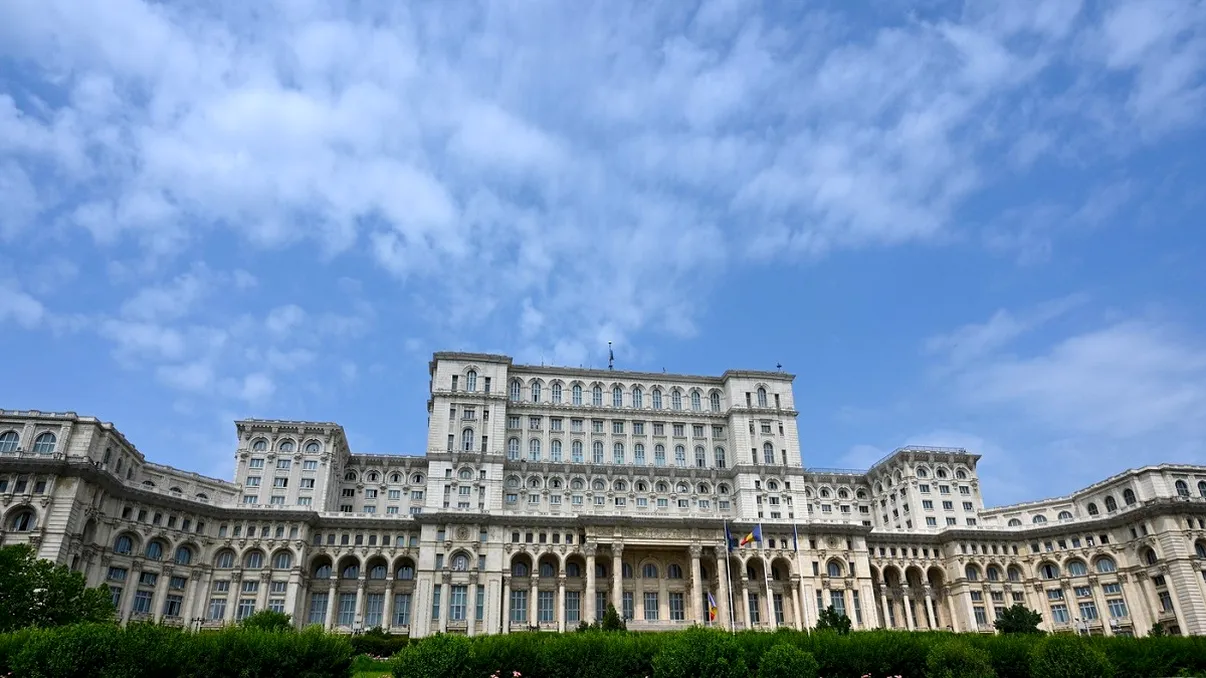 O femeie a fost prinsă la Palatul Parlamentului cu șase cuțite asupra ei