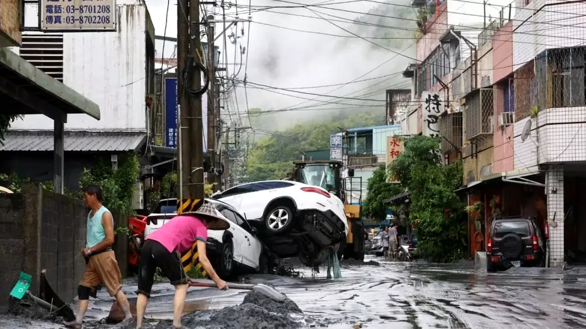 Puterea taifunului Regasa, surprinsă în imagini: momentul în care un hotel este devastat de viituri în Hong Kong