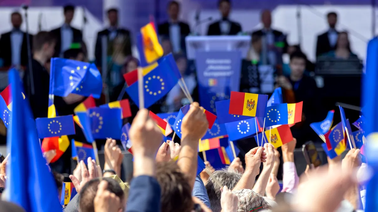 Europa trebuie să deschidă larg ușa Moldovei, după victoria istorică pro-UE și în pofida veto-ului Budapestei, cer voci de la Chișinău