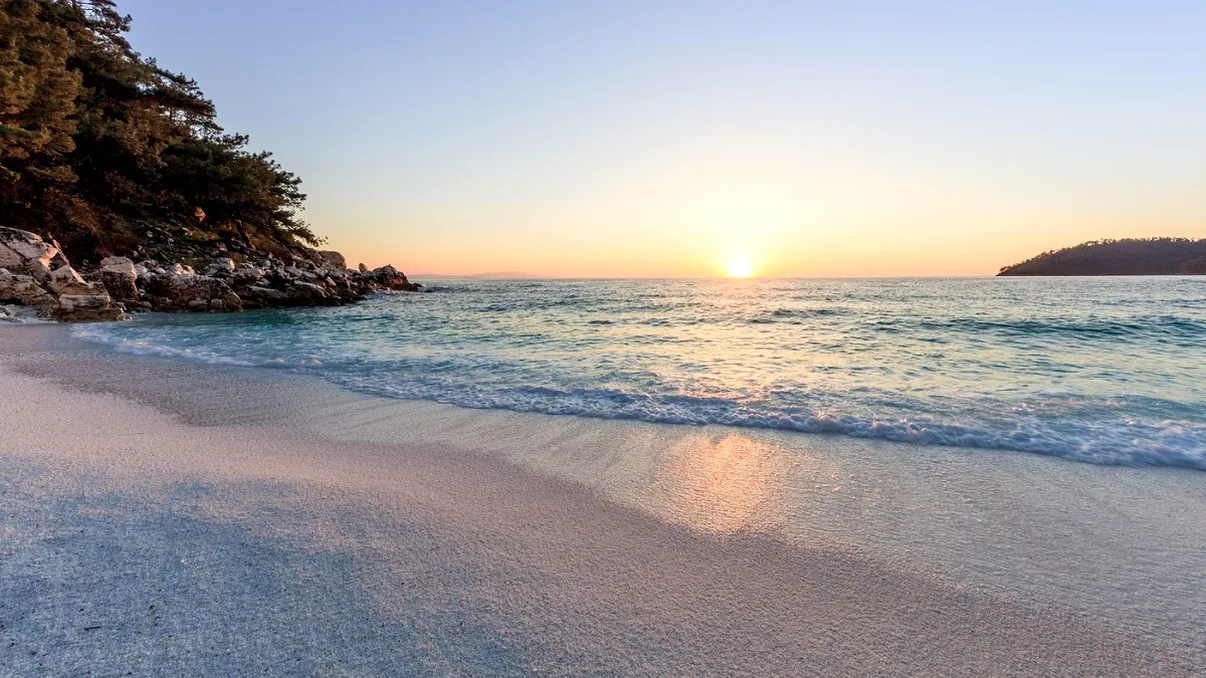 Românii se plâng de apa rece din Thassos, la început de septembrie. Plajele în care poţi intra în mare: 