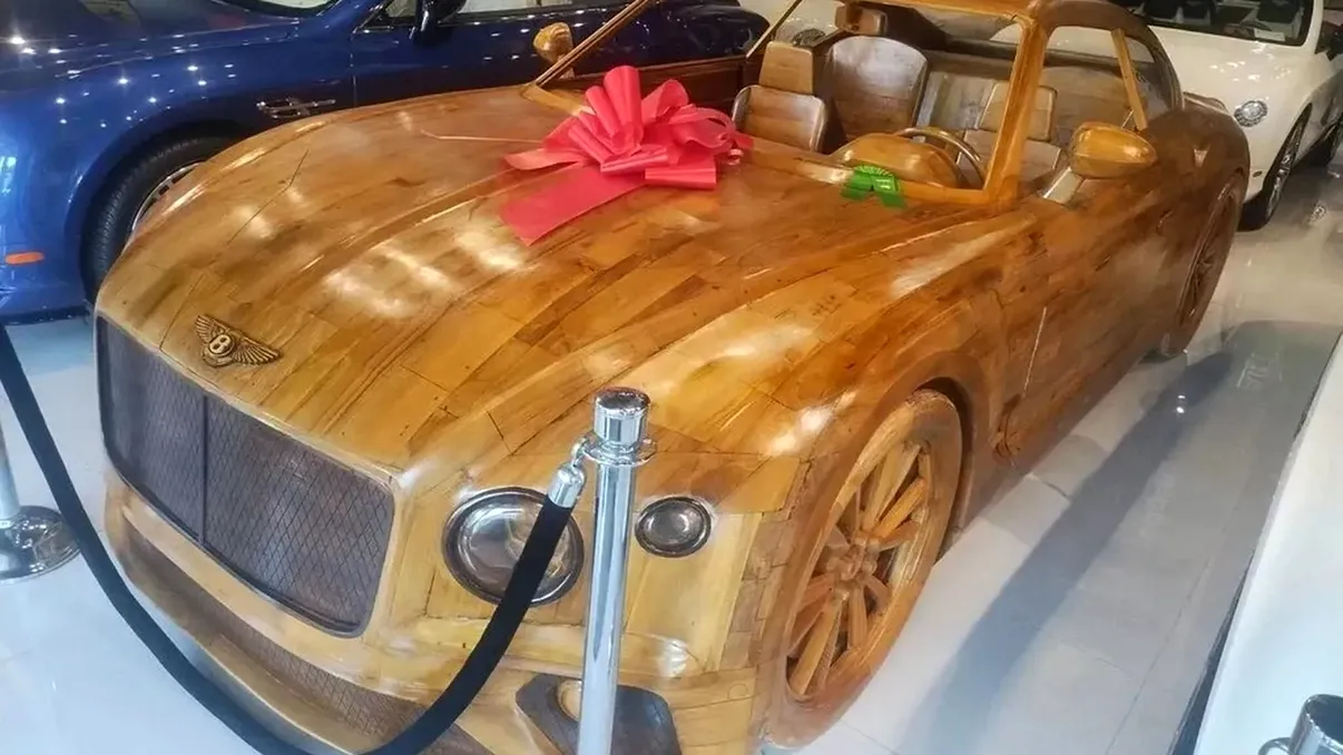 Mașina Bentley Continental GT construită integral din lemn. De ce ai cumpăra-o, câți bani trebuie să scoți din buzunar ca s-o ai