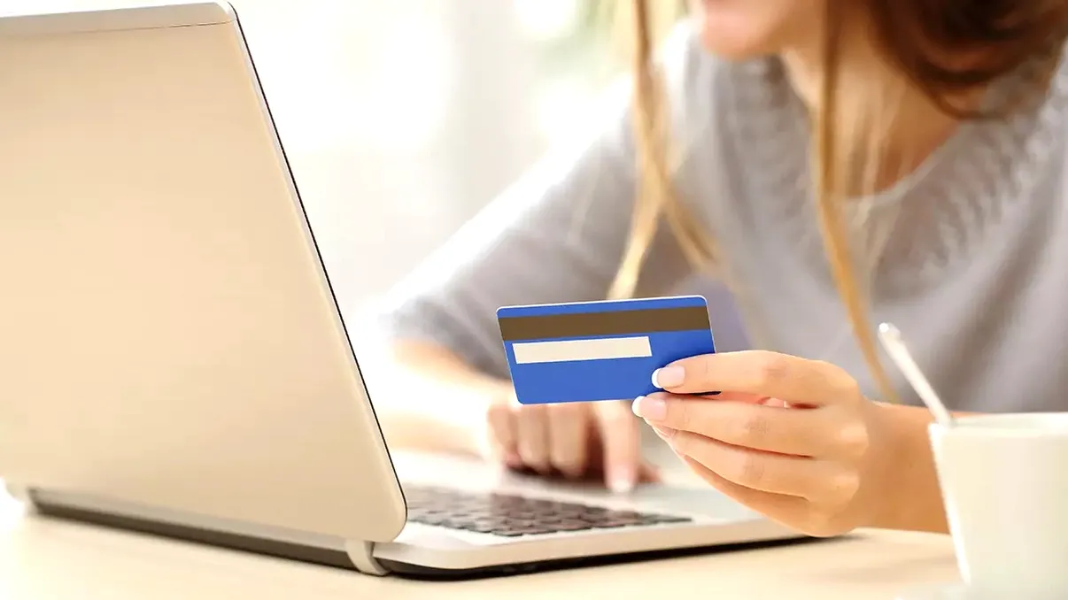 Lista de cumpărături a românilor, din ce în ce mai scurtă. La ce au renunțat amatorii de shopping online în primul rând în România