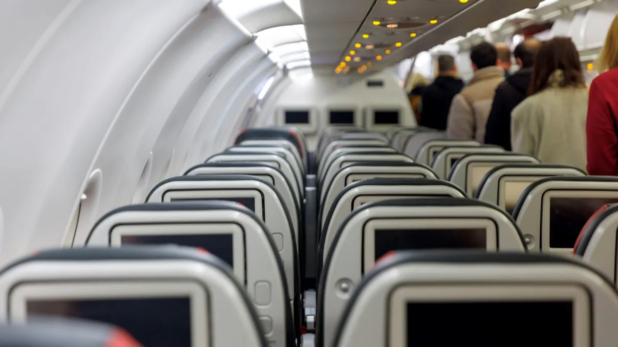 Haos la bordul unui avion din SUA după anunțul lui Trump despre vizele H-1B: „Indienii au implorat să coboare”