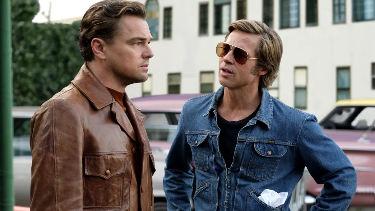 Filmul de pe HBO Max Once Upon a Time in Hollywood, un omagiu adus epocii de aur a filmului american. Regizat de Tarantino, cu DiCaprio și Brad Pitt, merită atenția ta