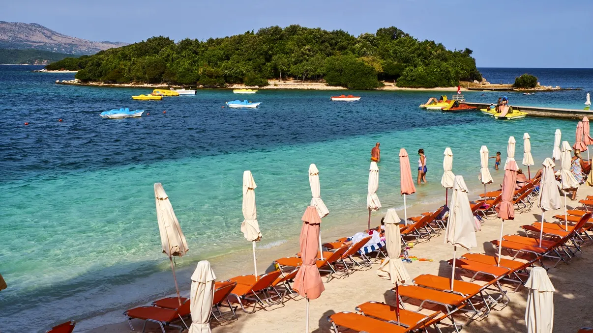 Cât costă două șezloguri şi o umbrelă pe cea mai cunoscută plajă din Albania? Imagini reale din ”Maldivele Europei”