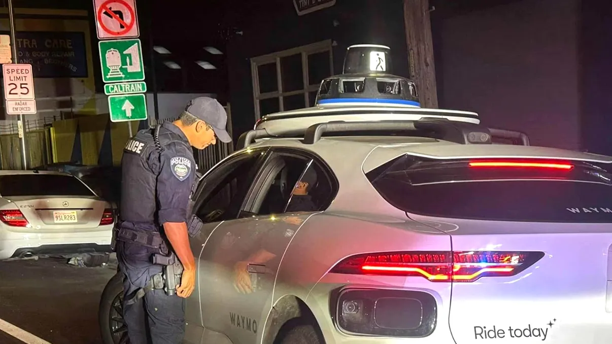 Poliția a amendat o mașină autonomă fără șofer care a încălcat codul rutier american, iar dilema este cine este sancționat în acest caz