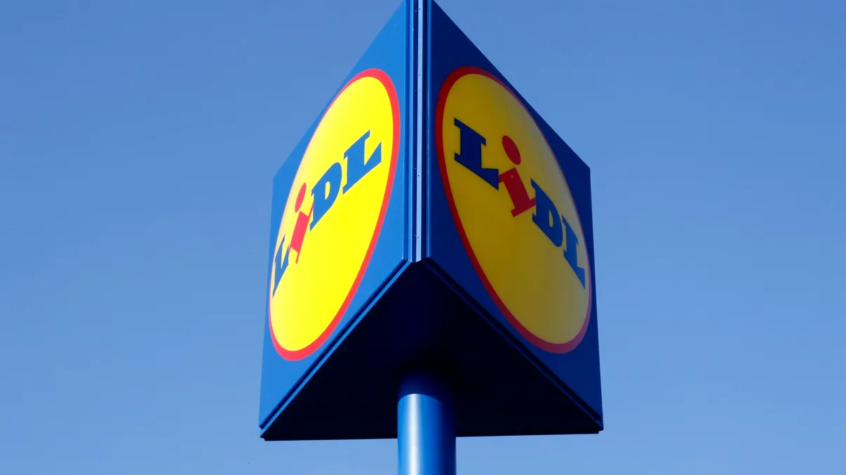 Lidl recompensează clienții care returnează ambalaje SGR. Cum poţi obţine un cupon de 25 de lei pentru sticlele reciclate