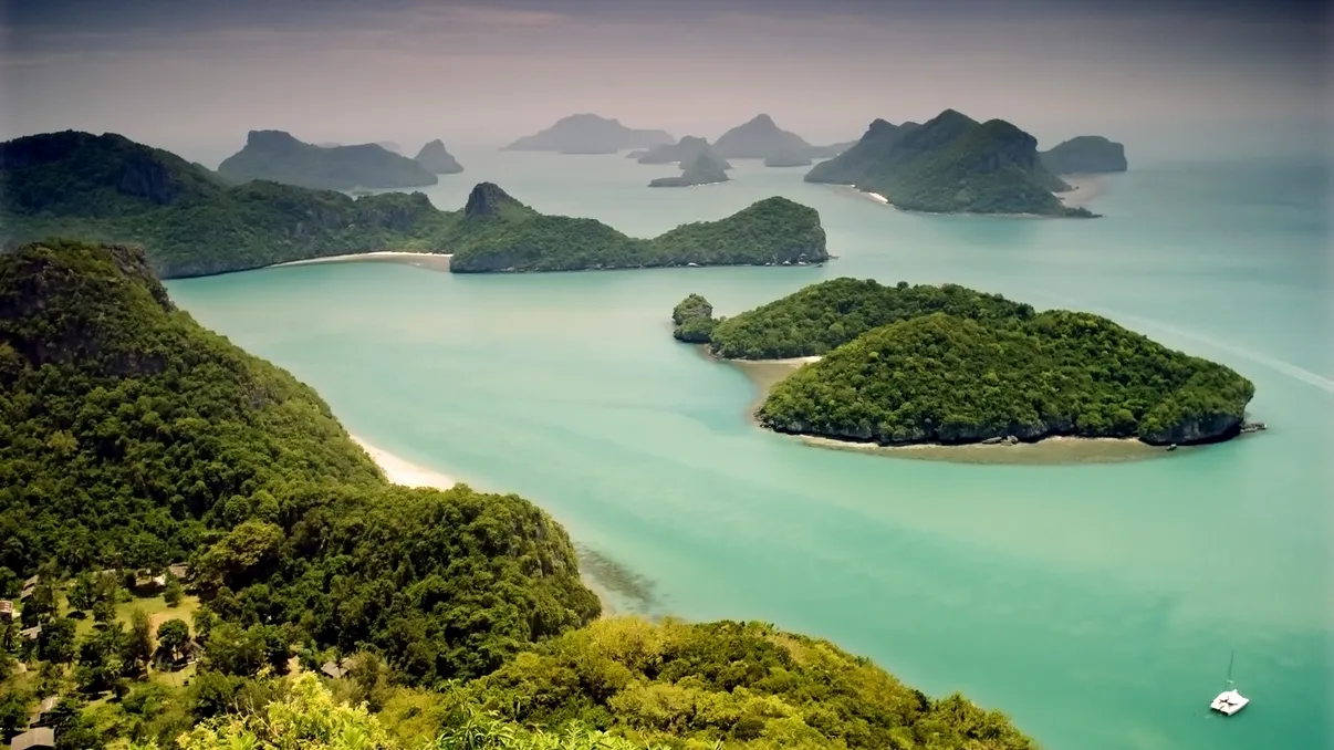 Un pensionar s-a mutat în Thailanda pentru a trăi în lux. Plătește doar 100 de euro chirie pe malul oceanului: 