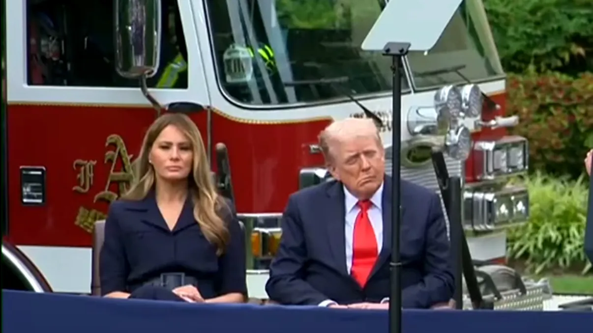 Donald Trump, obosit la evenimentul de comemorare a zilei de 11 septembrie. Cum a reacționat Melania, soţia preşedintelui? Foto