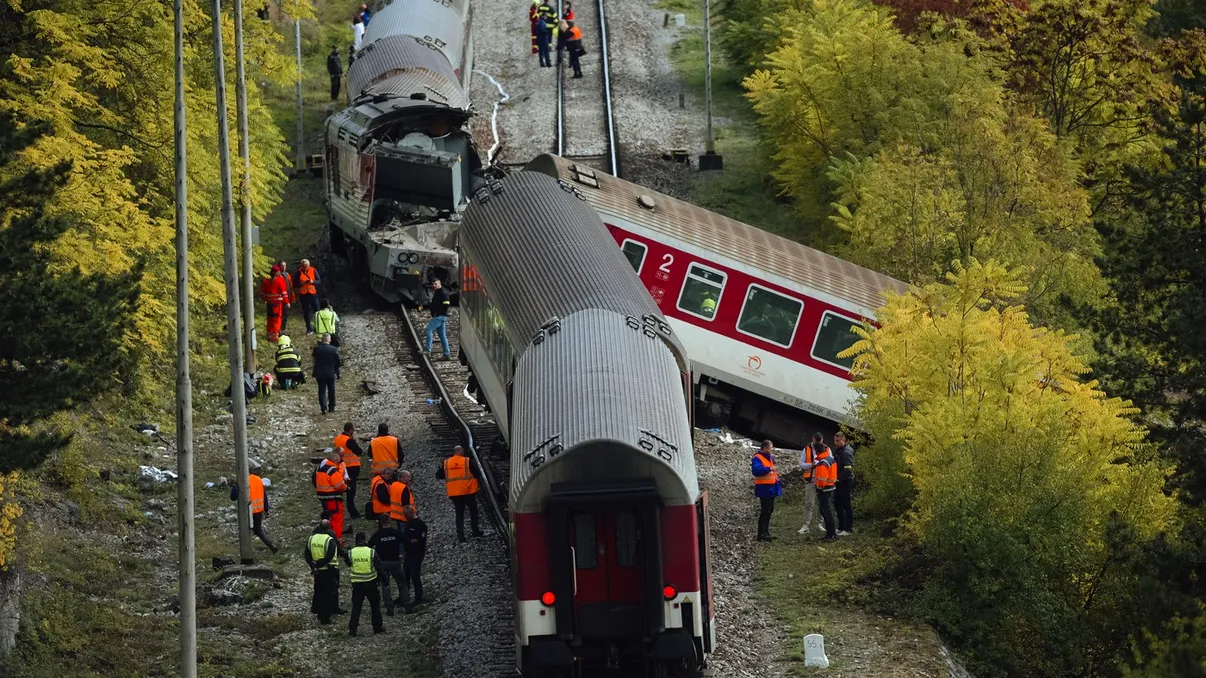 Accident feroviar grav în Slovacia: două trenuri s-au ciocnit. 100 de persoane au fost rănite, două sunt în stare critică