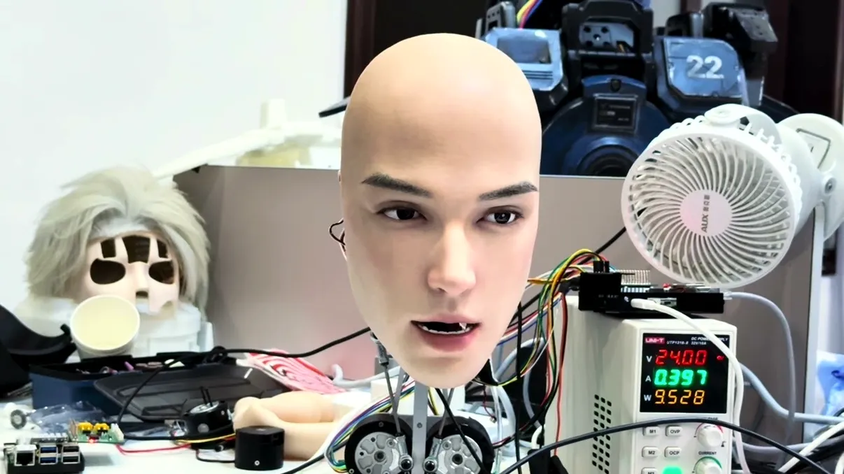 Compania chineză AheadForm a creat o față de robot aproape umană: clipește, zâmbește și imită emoții reale VIDEO
