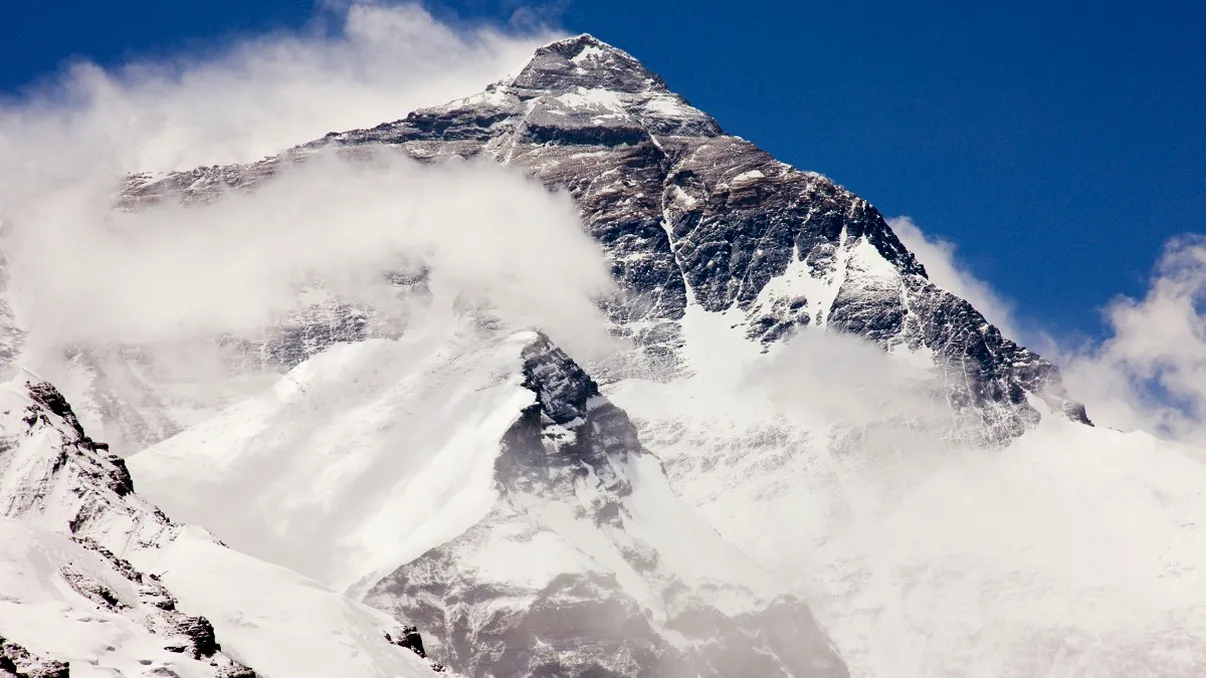 Aproape 1000 de turiști, blocați pe Everest din cauza viscolului. Echipele de salvare au fost alertate imediat