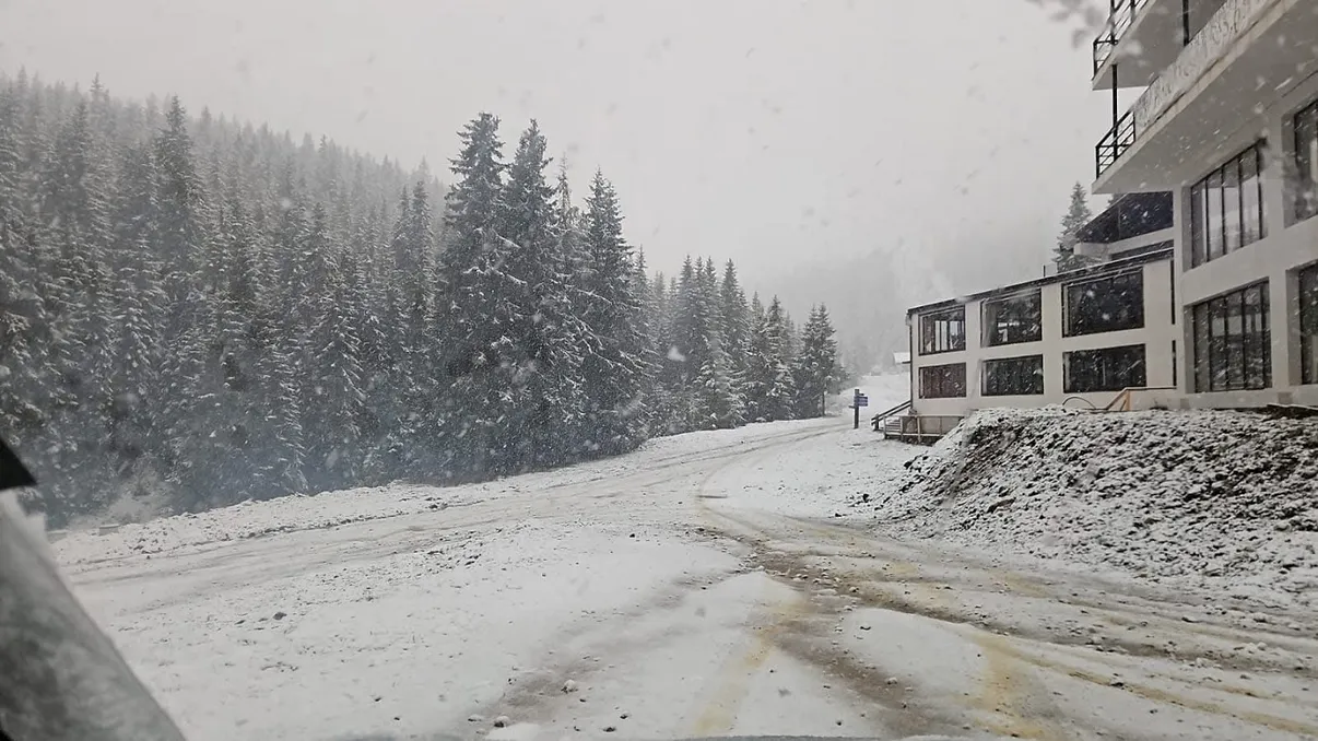 Blackout și blocaje în stațiunile montane din cauza zăpezii abundente. Mașini blocate pe drumuri, material antiderapant folosit fără succes
