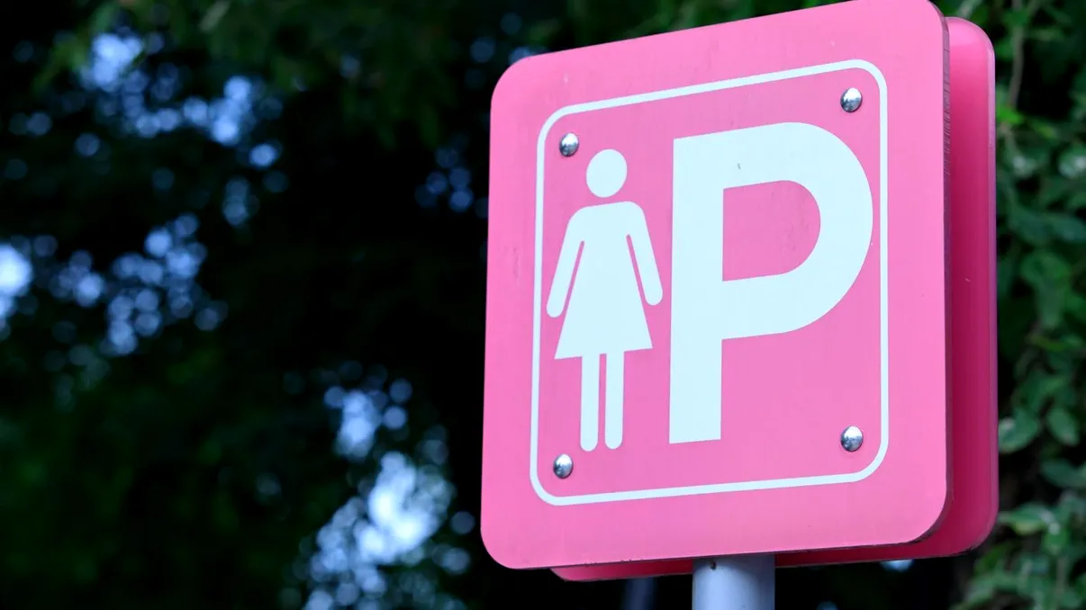 Cât e amenda dacă parchezi pe locurile destinate femeilor însărcinate sau părinților cu copii mici