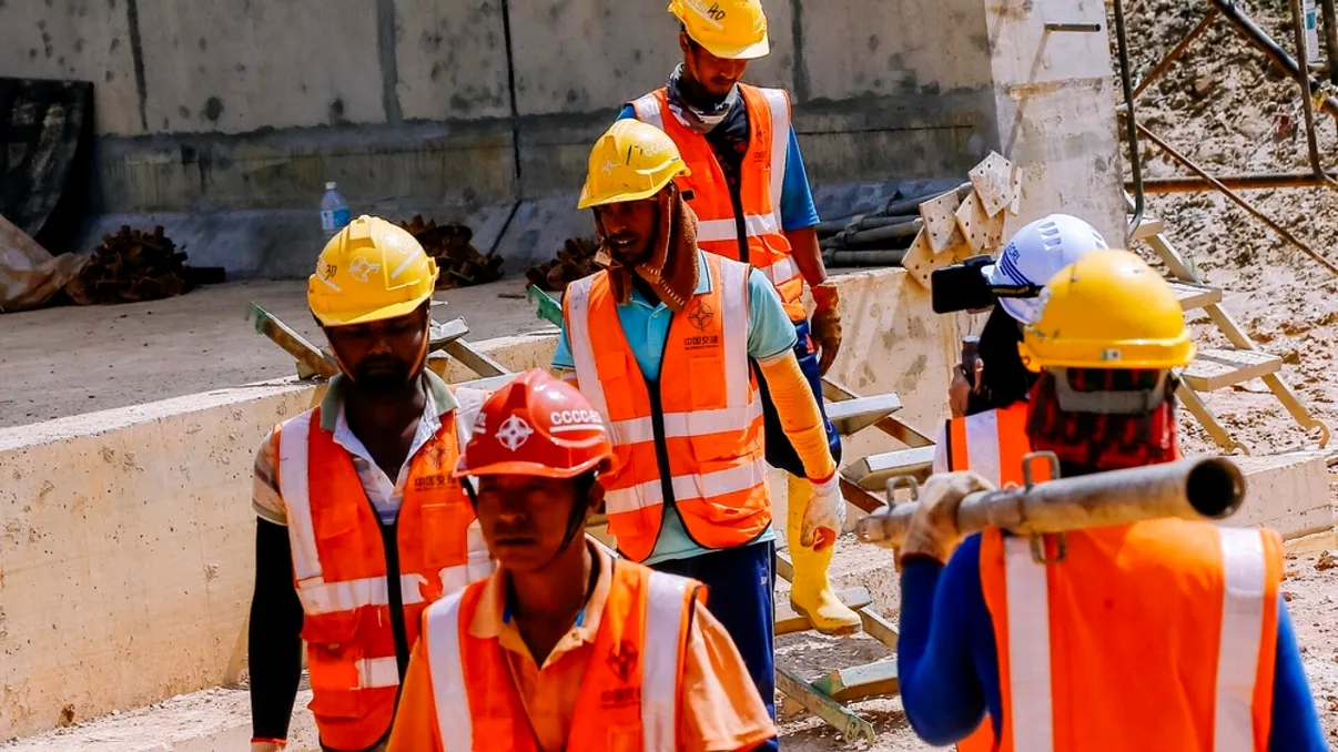 Ce salarii au acasă asiaticii care vin să lucreze în România. Banii făcuţi aici le ajută familiile să supravieţuiască: 