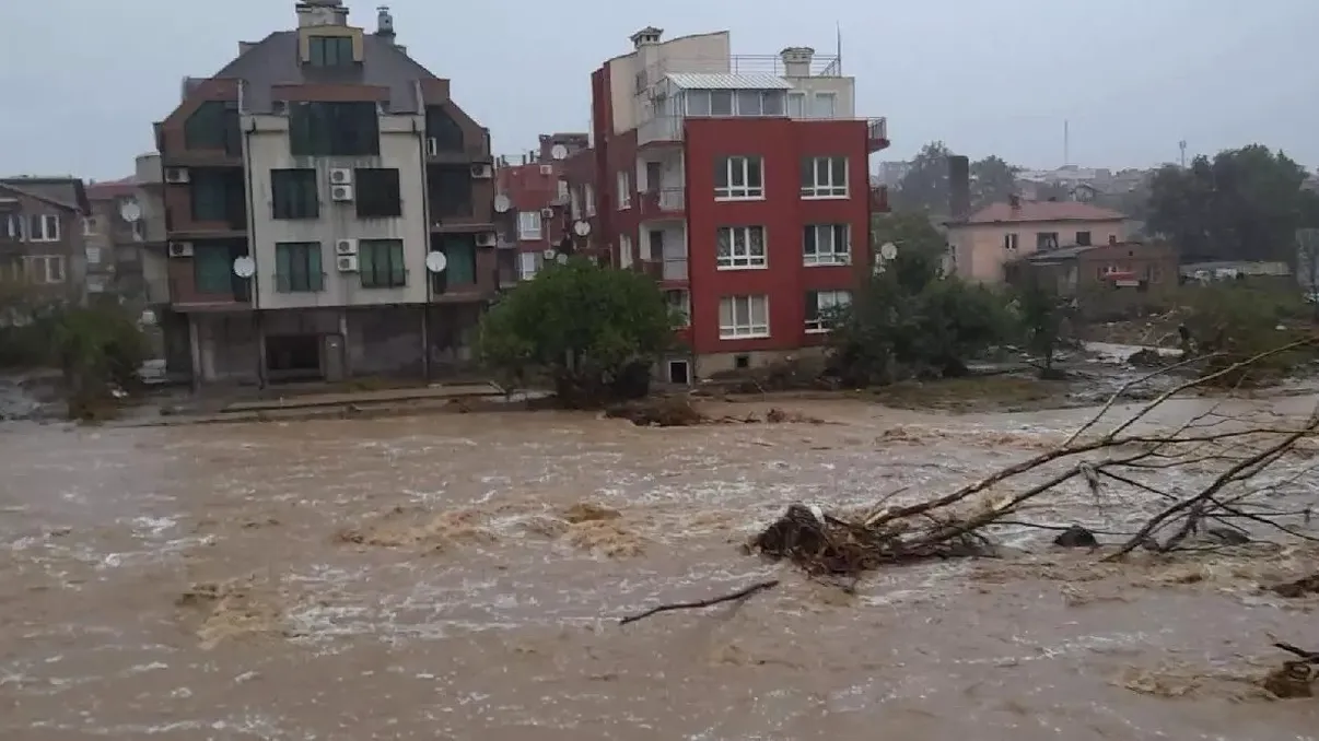 Cod roșu de furtuni în Bulgaria. Trei oameni au murit în urma inundațiilor, MAE avertizează românii aflați în vacanță