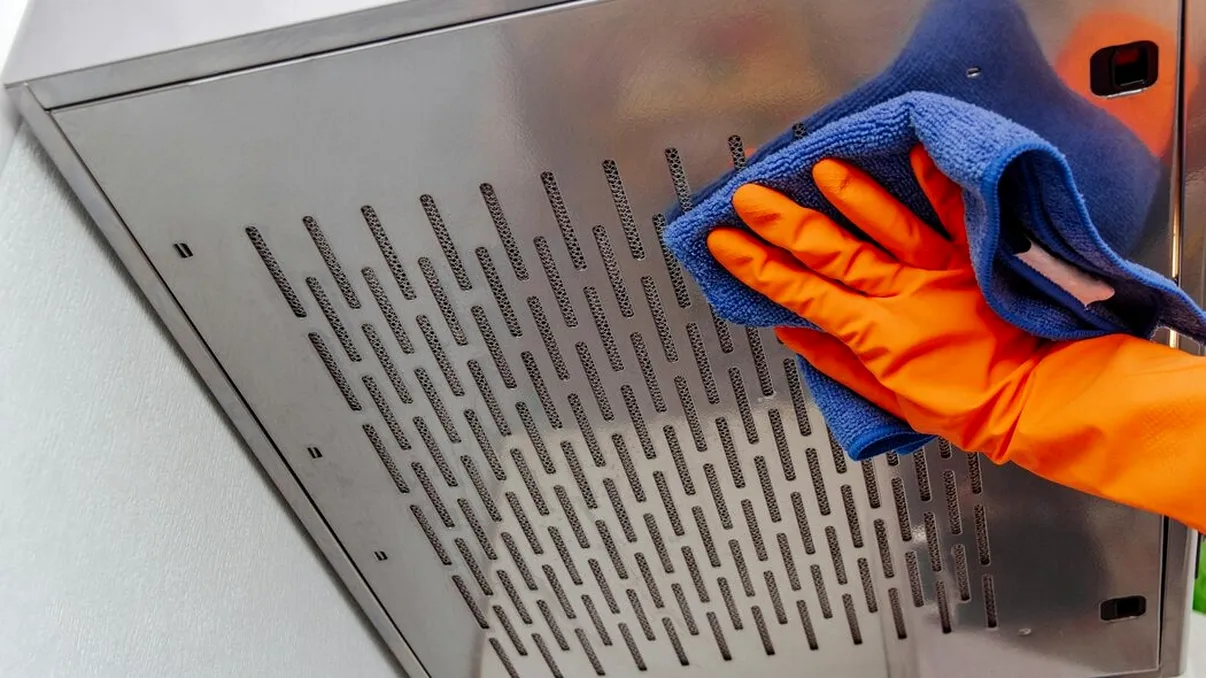 Cum să cureți ușor filtrul hotei. Așa scapi de depunerile de grăsime, fără efort