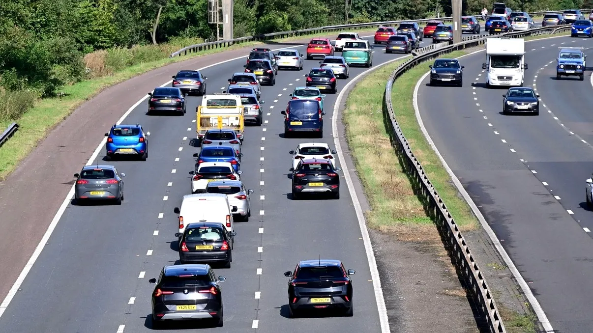 Cum se acordă prioritate pe drumurile cu trei benzi. Explicația simplă a regulii care pune în încurcătură mulți șoferi
