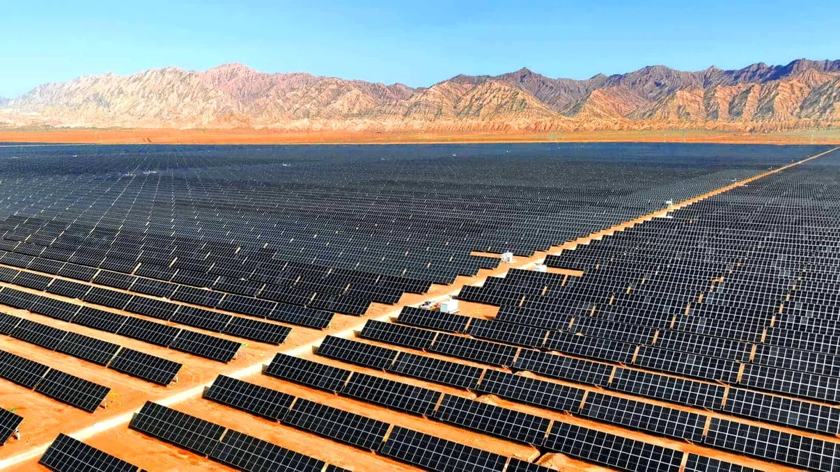 China acoperă un deșert cu panouri solare, cu efecte ecologice neașteptat de pozitive