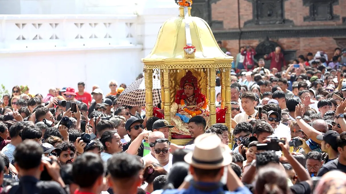 O fetiță de 2 ani devine „zeiță pe pământ” pentru nepalezi. „Kumari” venerată de hinduși și budiști