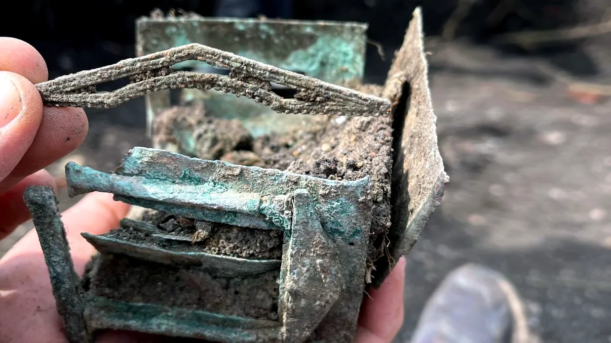 Un obiect unic în descoperirile de până acum pe teritoriul fostei Dacii romane, la Turda: caseta din bronz „cu templu”