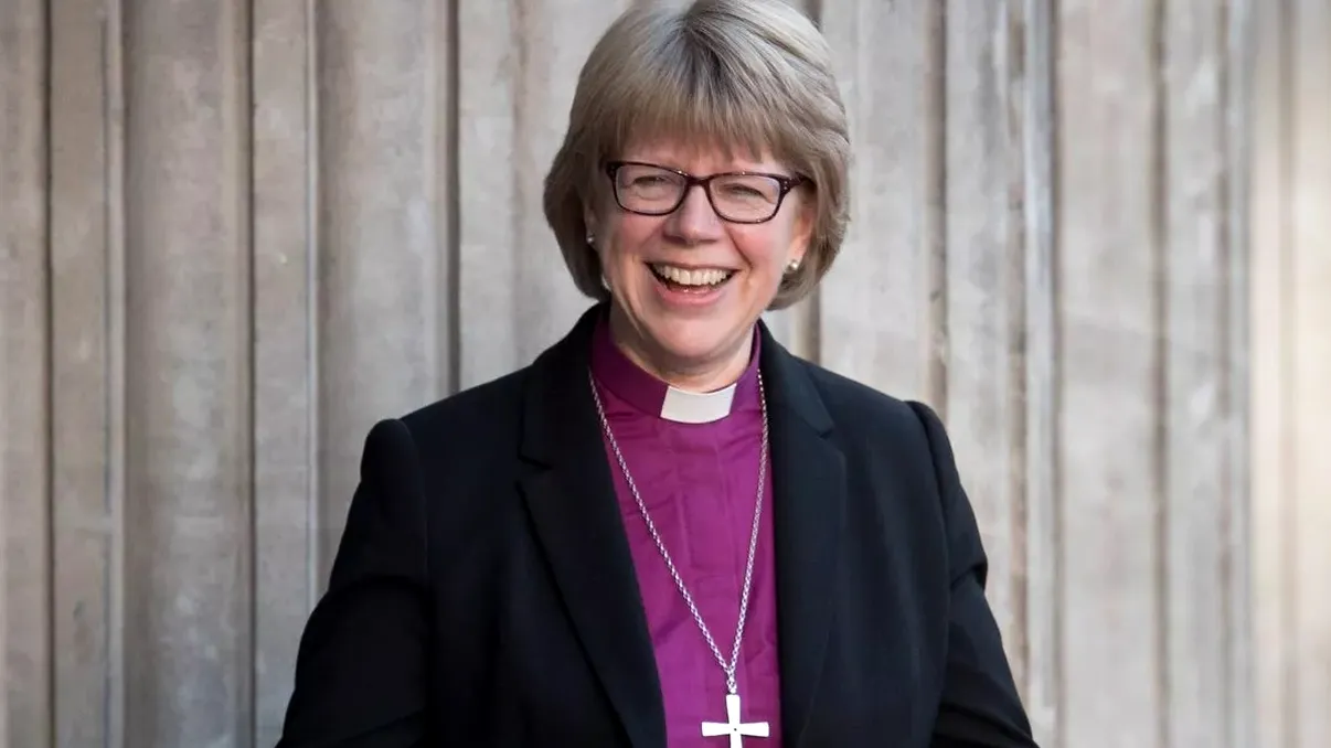 Pentru prima dată în 500 de ani, Biserica Anglicană va fi condusă de o femeie. Cine este Dame Sarah Mullally