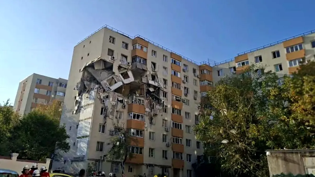 Pompierul care a salvat-o pe fata de 17 ani după explozia din Rahova, mărturii cutremurătoare. ”Oamenii țipau, tânăra se afla fix pe colțul blocului”