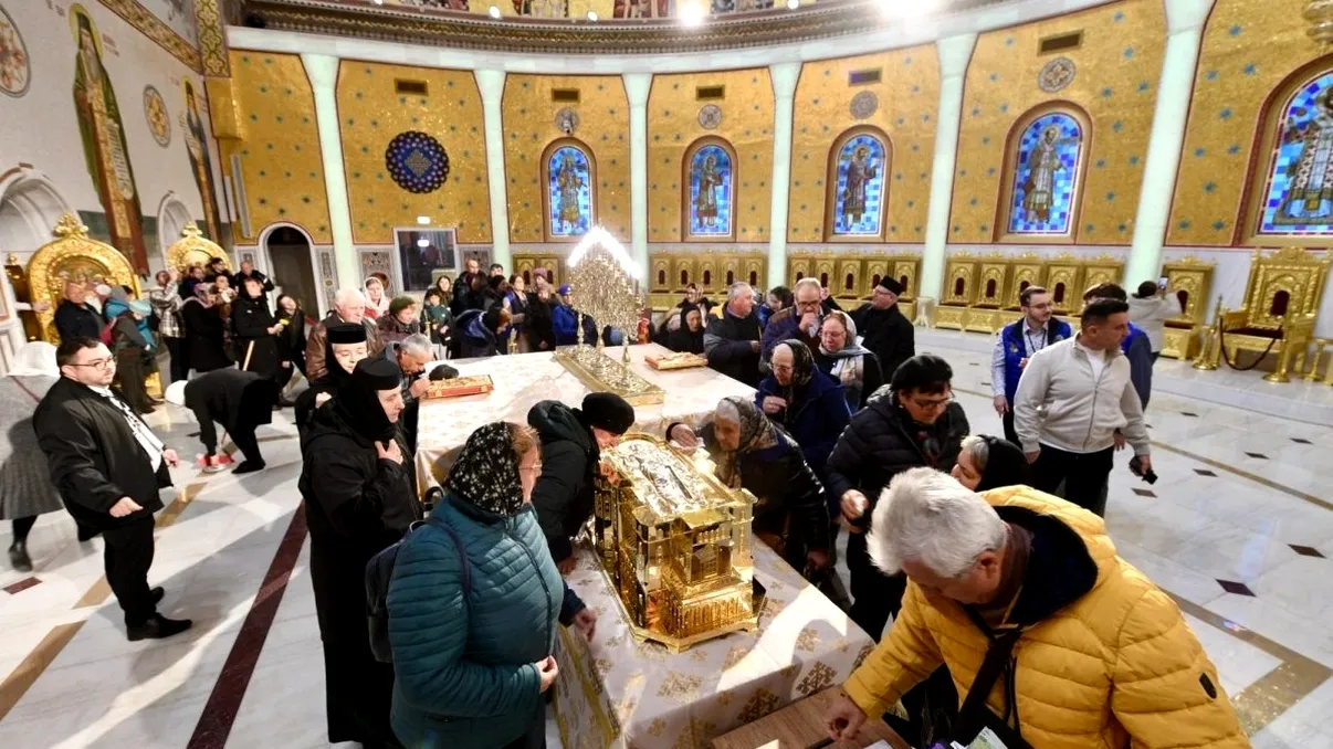 Tensiuni la Catedrala Mântuirii Neamului: credincioșii, nemulțumiți de pauza de curățenie, au rupt rândurile după ore întregi de așteptare