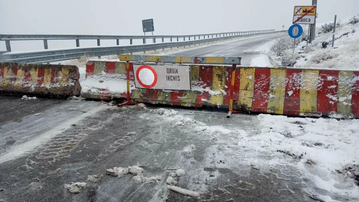 Transalpina rămâne închisă pe un sector de drum. Stratul de zăpadă este între 20-40 centimetri. Când s-ar putea redeschide circulația