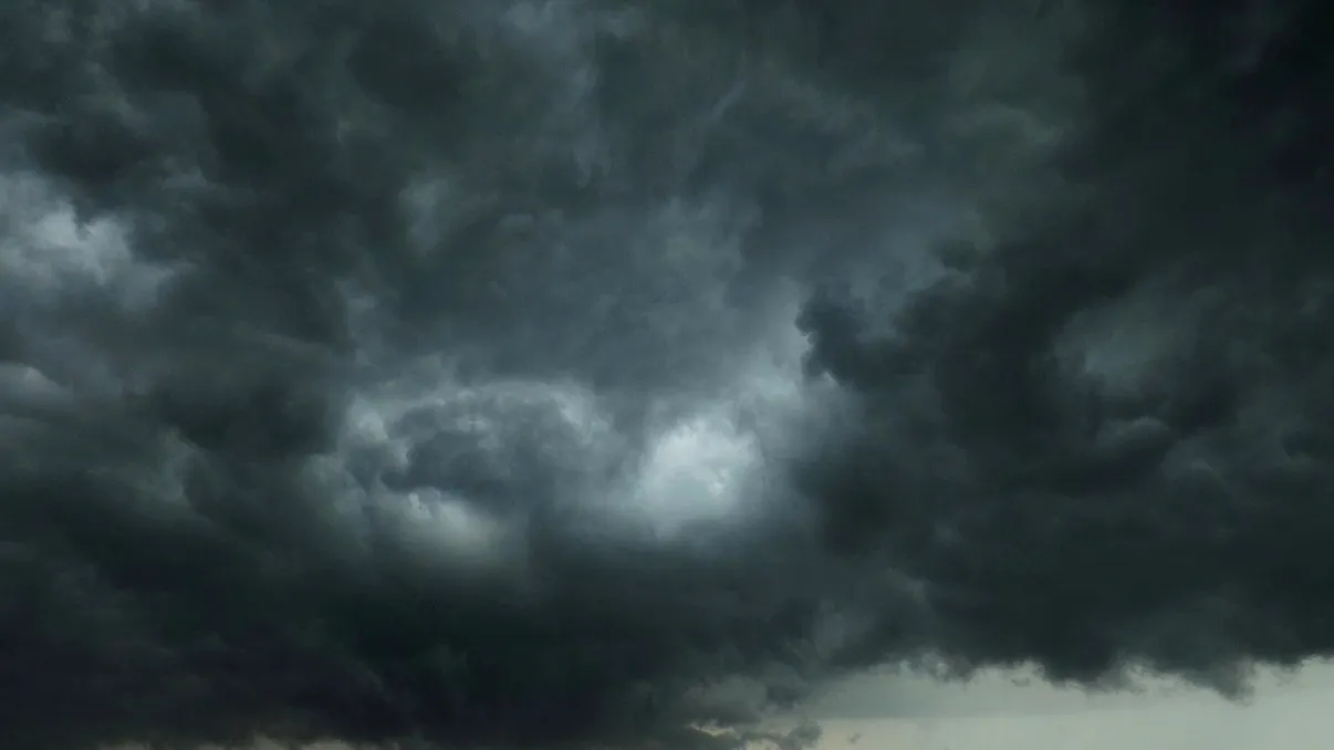 Un nou ciclon lovește România: ploi torențiale și risc de inundații. Temperaturile scad cu 10 grade