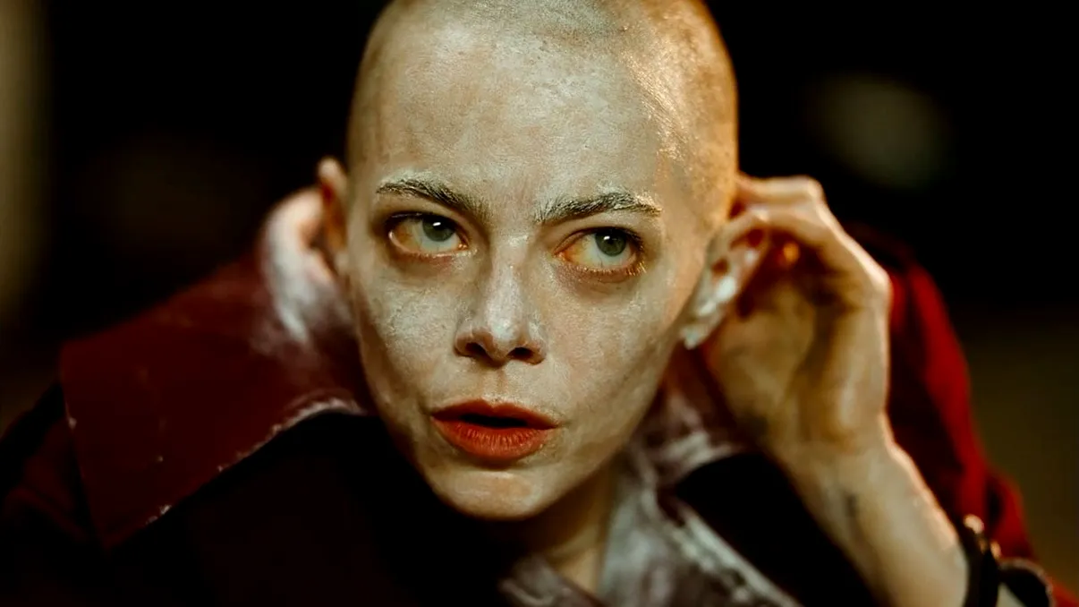 REVIEW Bugonia, o lecţie cinematografică de neratat de la Yorgos Lanthimos. De ce să-l vezi în cinema