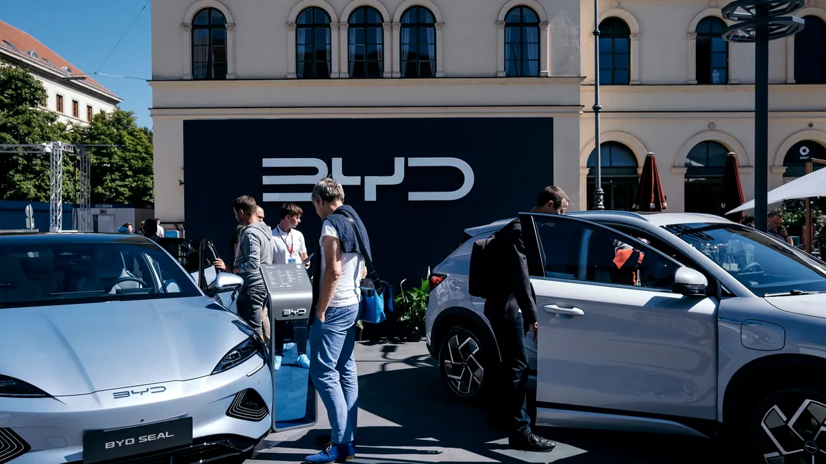 Compania auto chineză BYD anunță cea mai mare rechemare în service. Ce problemă au 115.000 de vehicule